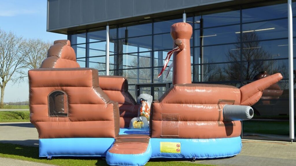 Huepfburg_Piratenboot_02-1120×630