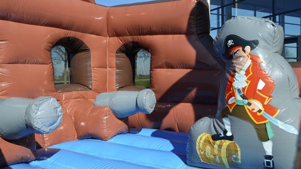 Huepfburg_Piratenboot_03-1120×630