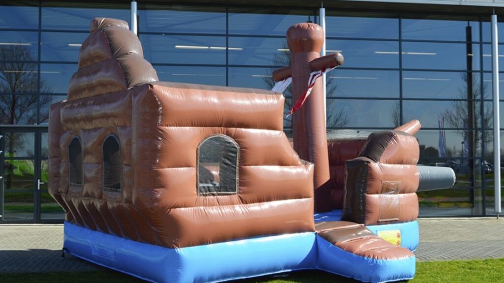 Huepfburg_Piratenboot_04-1120×630
